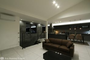 吹き抜け×鉄骨階段 間接照明がおしゃれな2階リビングの家