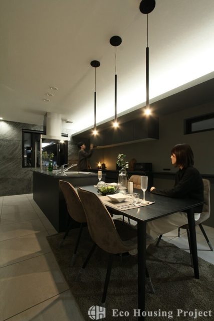 吹き抜け×鉄骨階段 間接照明がおしゃれな2階リビングの家