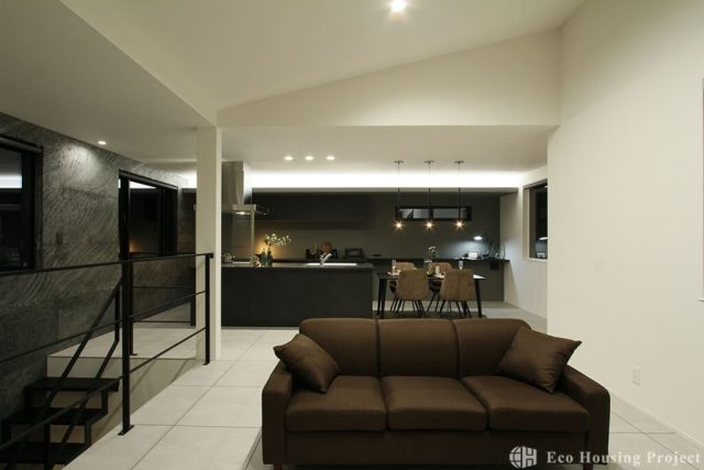 吹き抜け×鉄骨階段 間接照明がおしゃれな2階リビングの家