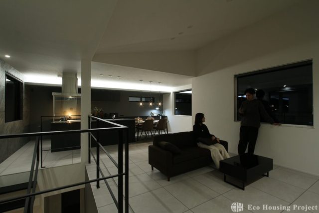 吹き抜け×鉄骨階段 間接照明がおしゃれな2階リビングの家