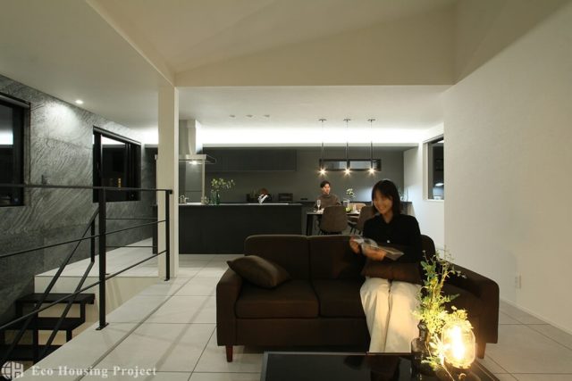 吹き抜け×鉄骨階段 間接照明がおしゃれな2階リビングの家