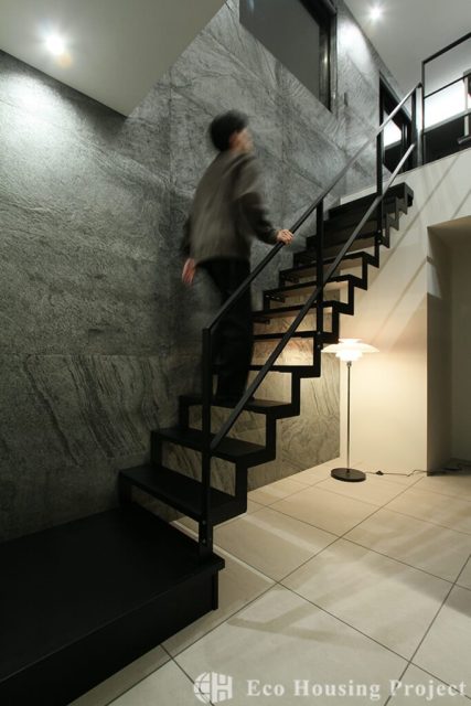 吹き抜け×鉄骨階段 間接照明がおしゃれな2階リビングの家