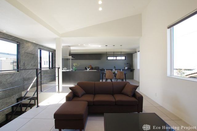 吹き抜け×鉄骨階段 間接照明がおしゃれな2階リビングの家