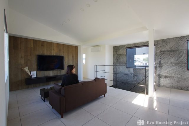 吹き抜け×鉄骨階段 間接照明がおしゃれな2階リビングの家