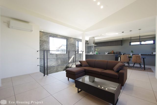 吹き抜け×鉄骨階段 間接照明がおしゃれな2階リビングの家