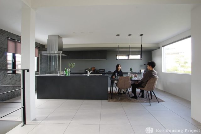 吹き抜け×鉄骨階段 間接照明がおしゃれな2階リビングの家