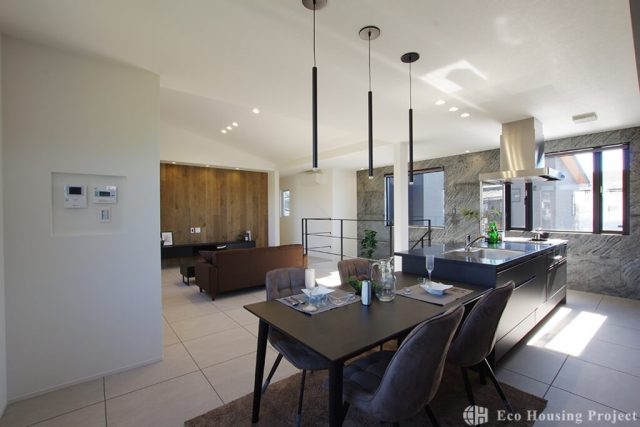 吹き抜け×鉄骨階段 間接照明がおしゃれな2階リビングの家