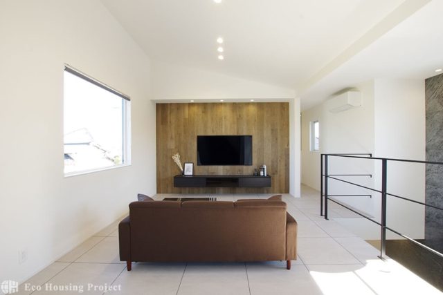 吹き抜け×鉄骨階段 間接照明がおしゃれな2階リビングの家