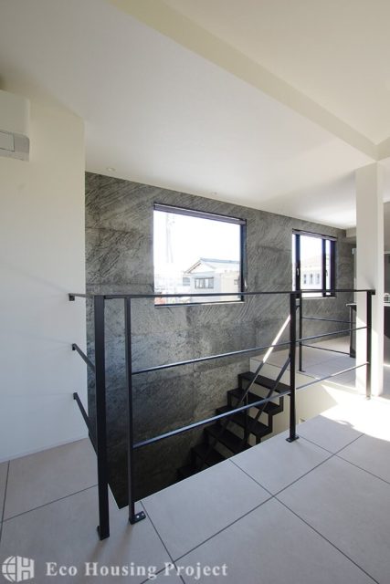 吹き抜け×鉄骨階段 間接照明がおしゃれな2階リビングの家