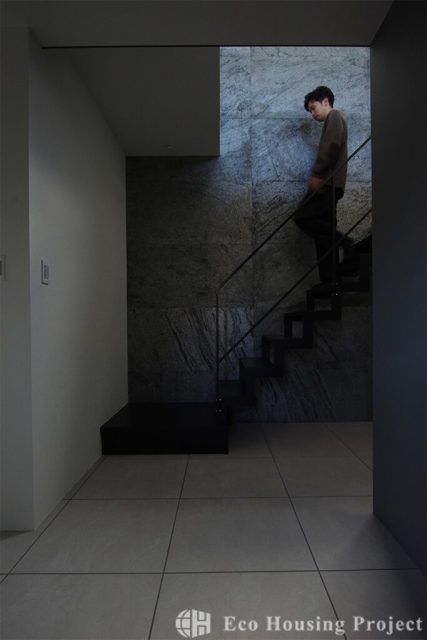 吹き抜け×鉄骨階段 間接照明がおしゃれな2階リビングの家