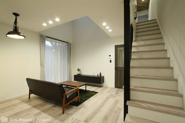 インナーガレージがある大屋根のアメリカンハウス