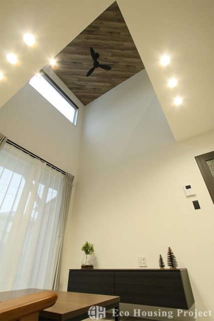 インナーガレージがある大屋根のアメリカンハウス