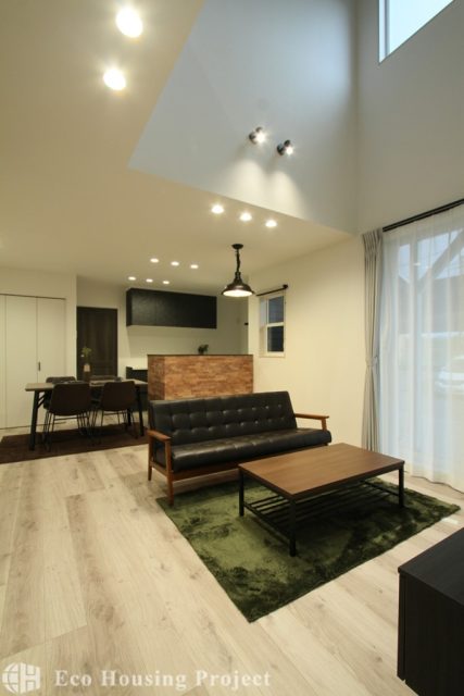 インナーガレージがある大屋根のアメリカンハウス