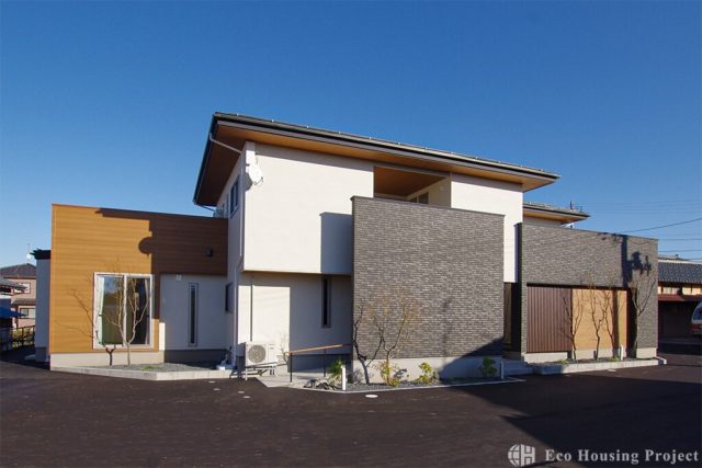 3世帯が暮らす延床80坪ダブルLDKの邸宅！メンテナンスコストも軽減のコートハウス