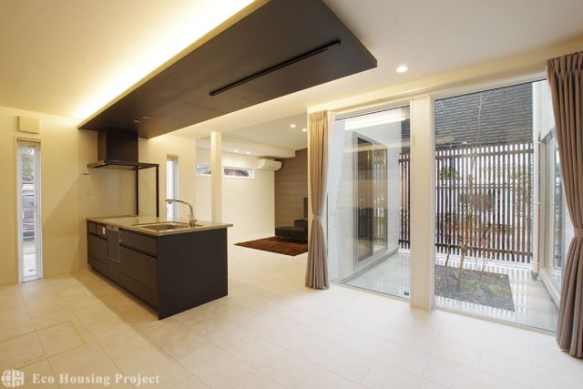 3世帯が暮らす延床80坪ダブルLDKの邸宅！メンテナンスコストも軽減のコートハウス