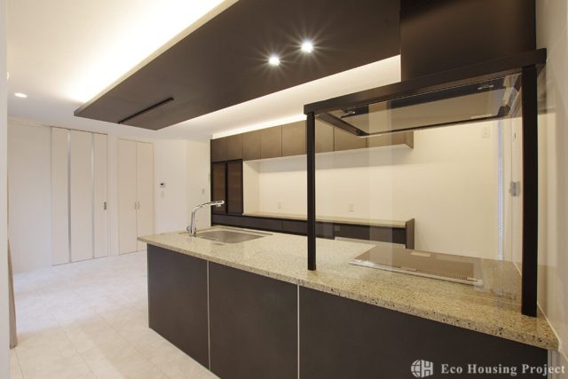 3世帯が暮らす延床80坪ダブルLDKの邸宅！メンテナンスコストも軽減のコートハウス