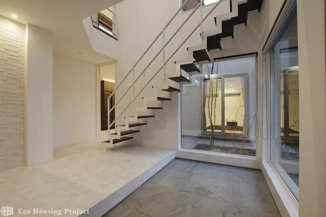 3世帯が暮らす延床80坪ダブルLDKの邸宅！メンテナンスコストも軽減のコートハウス