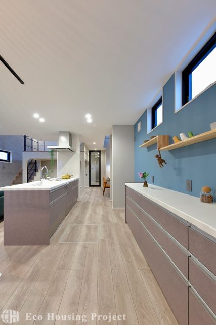 吹き抜けスキップフロア×小下がり和室×アウトドアリビング 家事動線にもこだわった遊び心満載の家