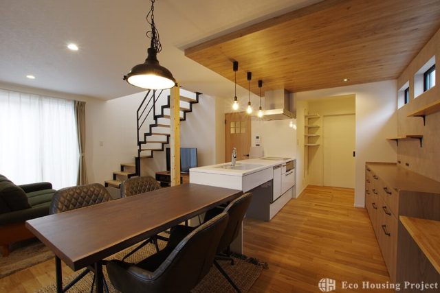 吹き抜け×鉄骨階段×家事ラク！おしゃれなアトリエにもこだわった家