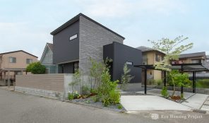 2つの庭で植栽とアウトドアを楽しむ家