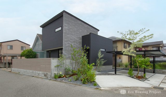 2つの庭で植栽とアウトドアを楽しむ家