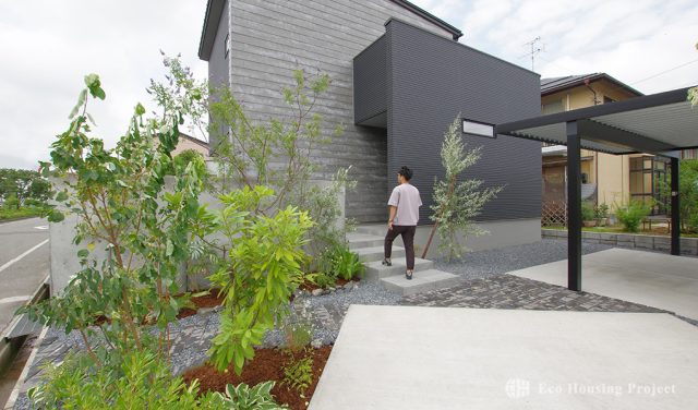 2つの庭で植栽とアウトドアを楽しむ家