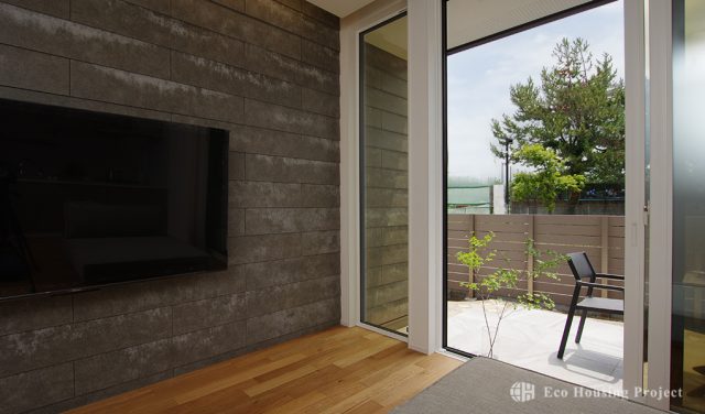 2つの庭で植栽とアウトドアを楽しむ家