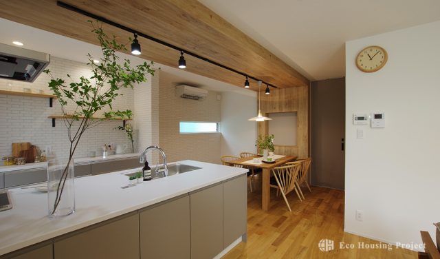 2つの庭で植栽とアウトドアを楽しむ家