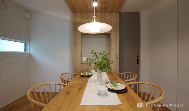 2つの庭で植栽とアウトドアを楽しむ家