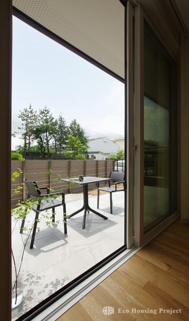 2つの庭で植栽とアウトドアを楽しむ家