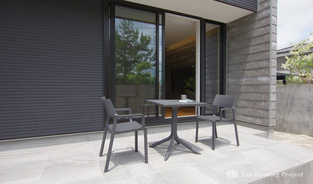 2つの庭で植栽とアウトドアを楽しむ家