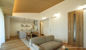 3LDK 平屋！大きな窓×勾配天井で開放感あふれるナチュラルテイストの家