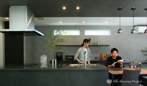 21帖の吹き抜けLDK＋プライベートコートで家族時間を満喫