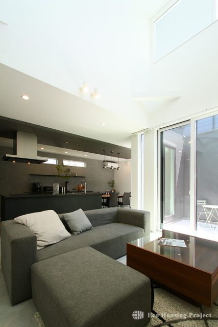 21帖の吹き抜けLDK＋プライベートコートで家族時間を満喫