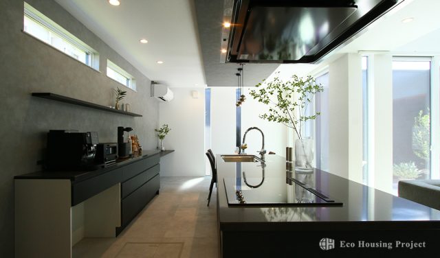 21帖の吹き抜けLDK＋プライベートコートで家族時間を満喫