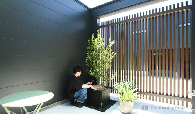 21帖の吹き抜けLDK＋プライベートコートで家族時間を満喫