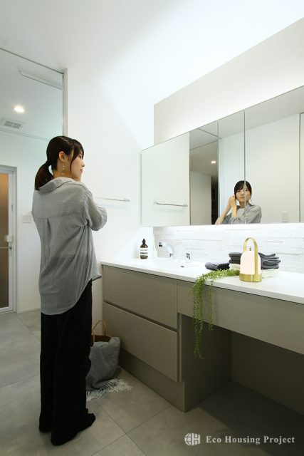 21帖の吹き抜けLDK＋プライベートコートで家族時間を満喫