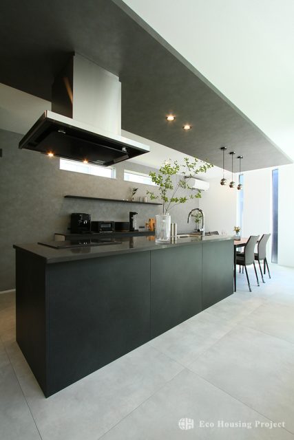 21帖の吹き抜けLDK＋プライベートコートで家族時間を満喫