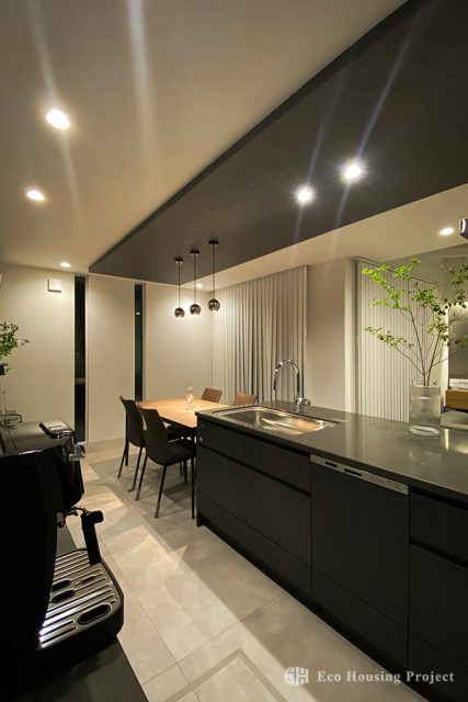 21帖の吹き抜けLDK＋プライベートコートで家族時間を満喫