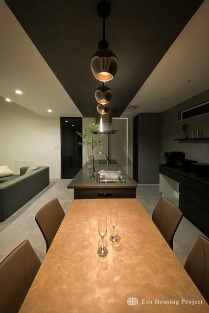 21帖の吹き抜けLDK＋プライベートコートで家族時間を満喫