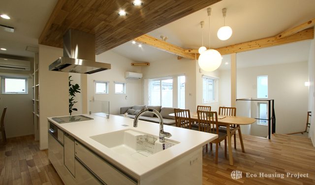 車好き必見のピロティガレージ×開放感あふれる2階リビングで暮らしを満喫する家