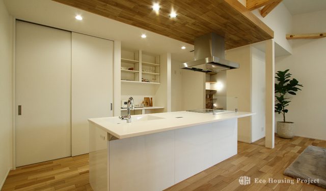 車好き必見のピロティガレージ×開放感あふれる2階リビングで暮らしを満喫する家