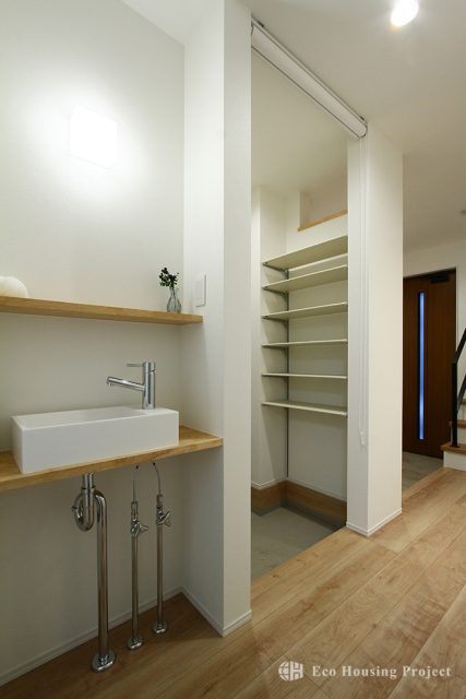 車好き必見のピロティガレージ×開放感あふれる2階リビングで暮らしを満喫する家