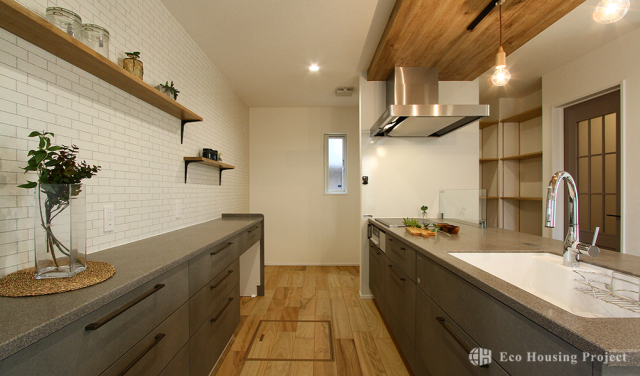 トレンドのグレージュカラーで彩る、インテリアにこだわった家