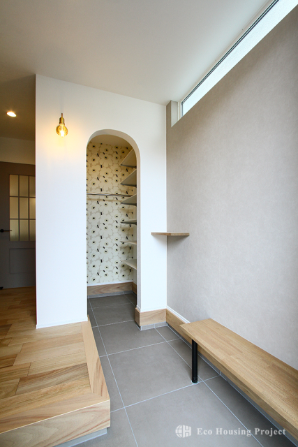 トレンドのグレージュカラーで彩る、インテリアにこだわった家