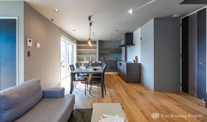 お洒落なグラフテクトキッチンで料理を楽しむ、1階家事完結で時短を叶える家