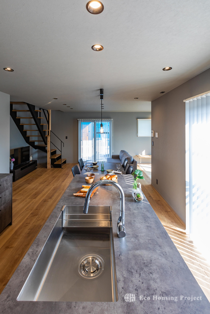 お洒落なグラフテクトキッチンで料理を楽しむ、1階家事完結で時短を叶える家