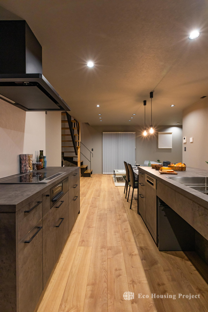 お洒落なグラフテクトキッチンで料理を楽しむ、1階家事完結で時短を叶える家