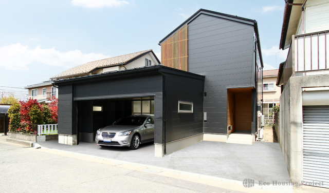 庭と一体に楽しむ開放的なリビングのあるガレージハウス