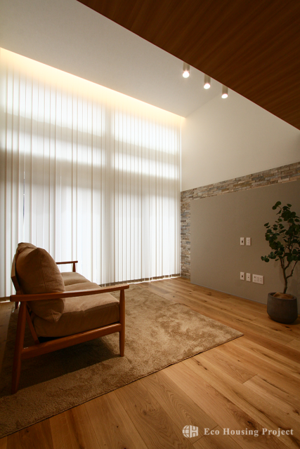 庭と一体に楽しむ開放的なリビングのあるガレージハウス